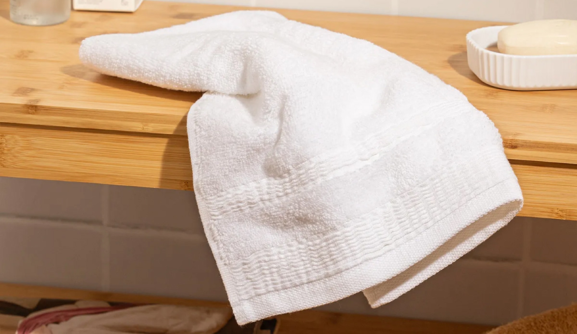 ¿Para qué sirven las líneas de las toallas? Esta es la verdadera razón detrás de su diseño