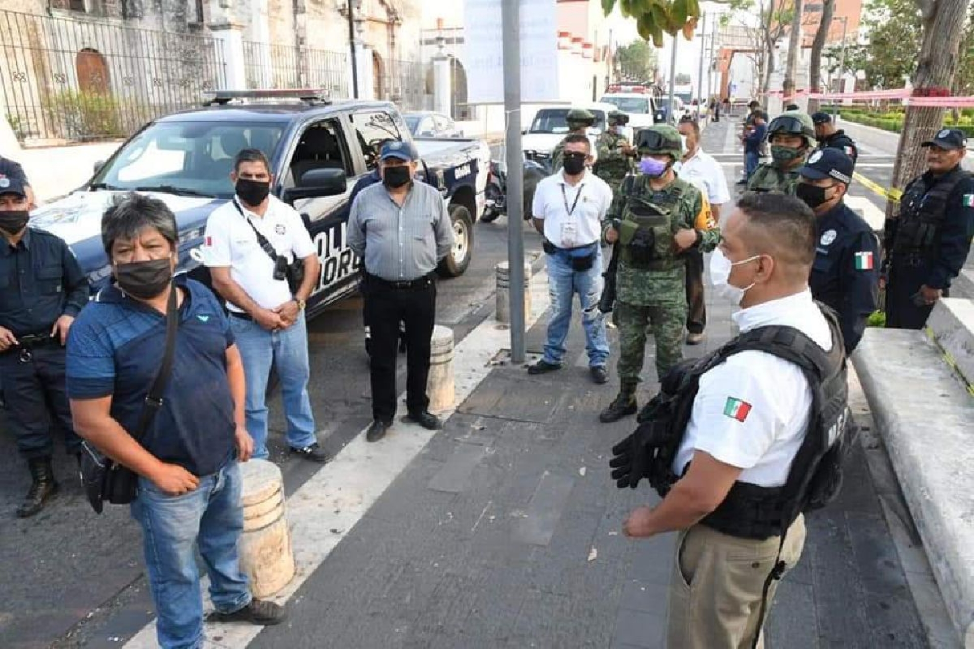Sanitizan espacios públicos en Cuautla