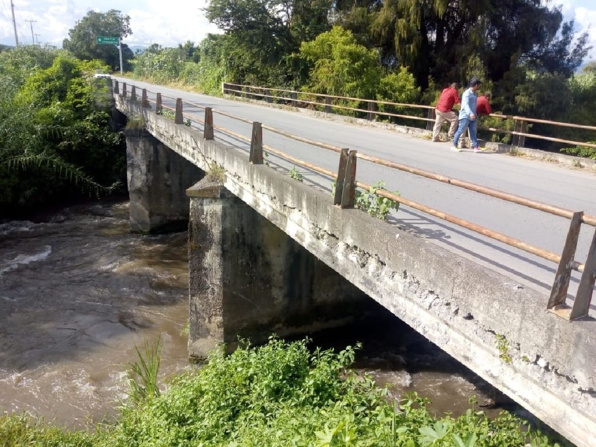 Supervisan puente vehicular de la colonia Altavista de Jojutla