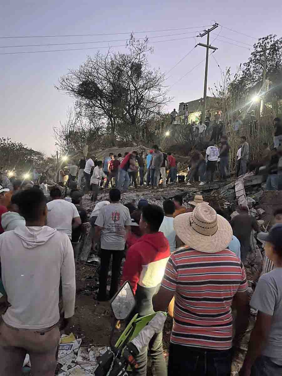 Explosión en taller de pirotecnia deja al menos siete muertos