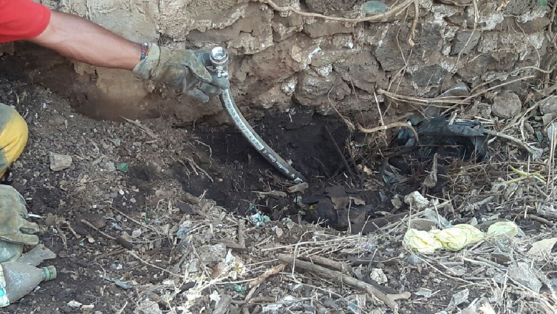 Hallan otra toma clandestina de gasolina en Ocotepec