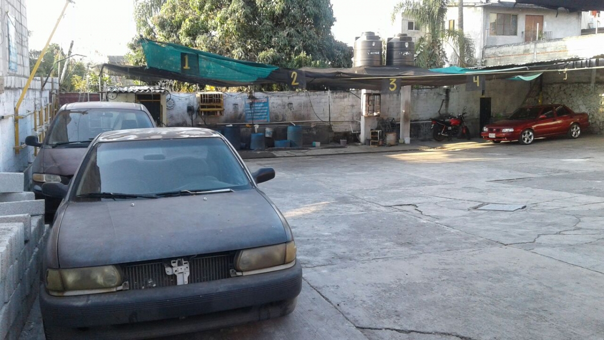 Policías causan destrozos durante cateo en un autolavado