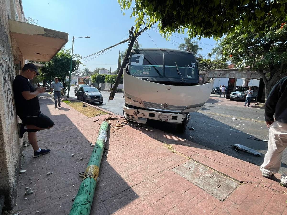 Choque en la avenida Morelos deja dos mujeres heridas