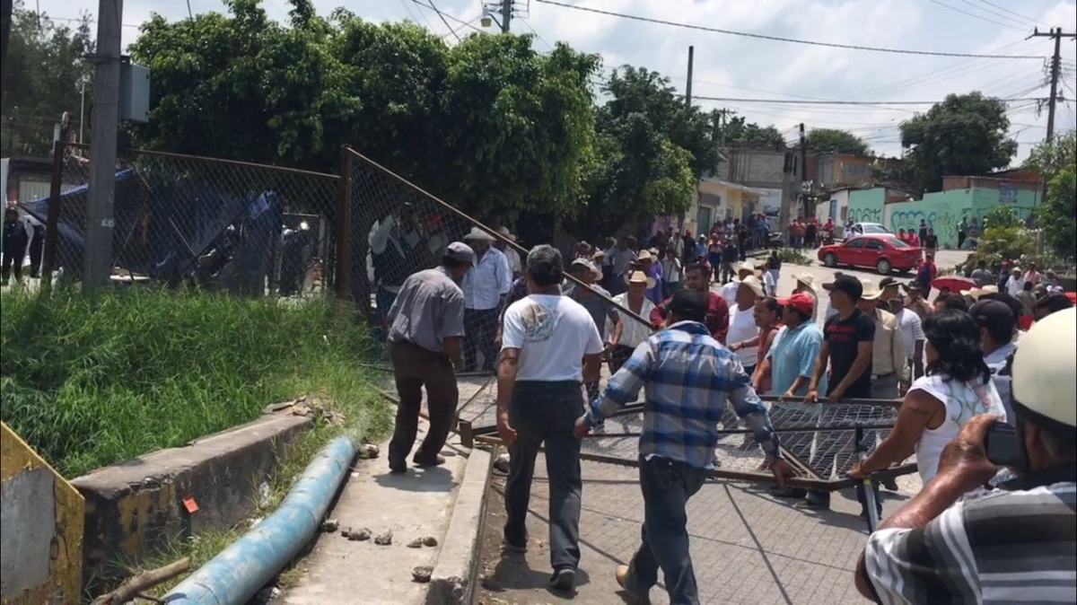 Se enfrentan pobladores y antimotines en San Pedro Apatlaco