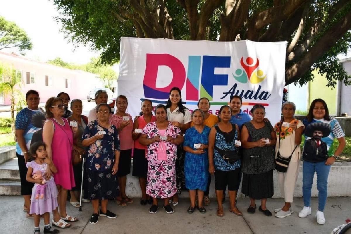 Reciben adultos mayores de Ayala visas para reunirse con sus hijos en EU