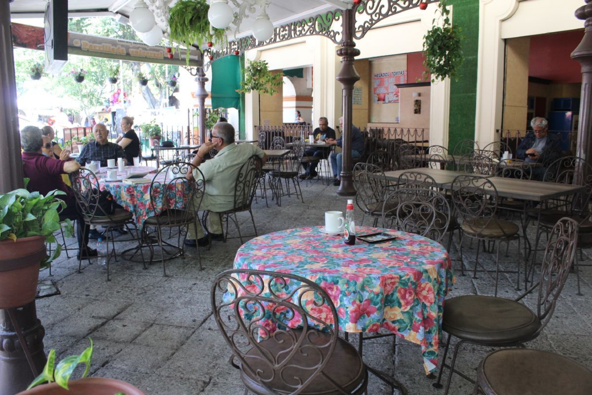 Pierden restaurantes por festejos patrios en casa