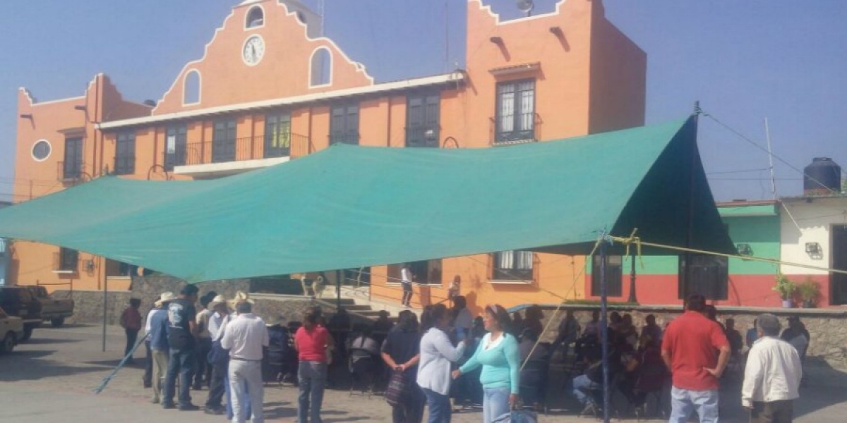 Antorchistas instalan plantón en Totolapan; en Cuernavaca bloquean calle