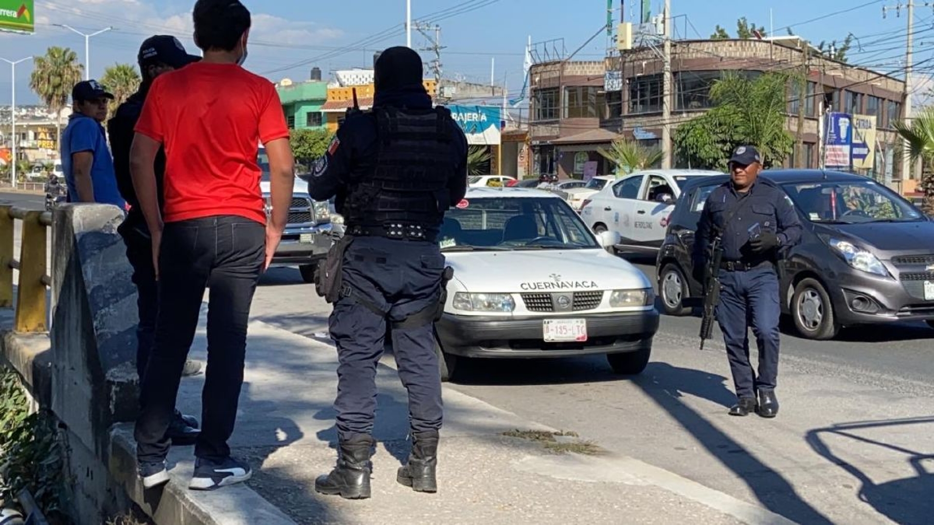Balean a taxista por resistirse a un robo