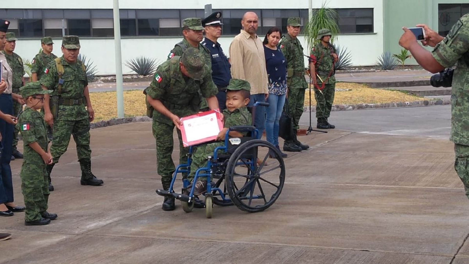 Nombran “Soldado por un Día” a dos niños con enfermedades crónicas