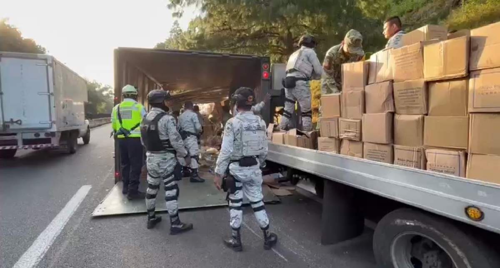 Volcadura de camión de la Sedena deja cuatro heridos