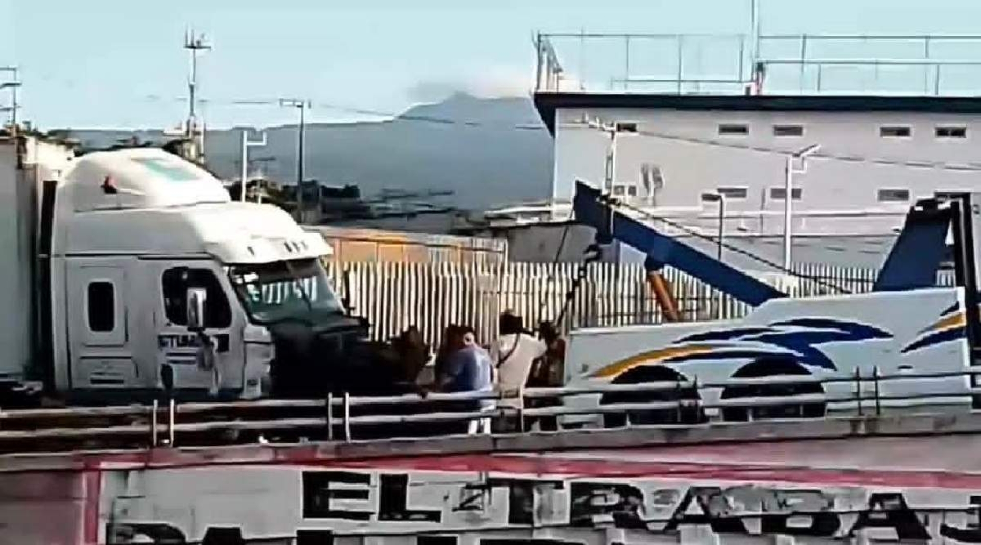 Choca tráiler en el bulevar Cuauhnáhuac