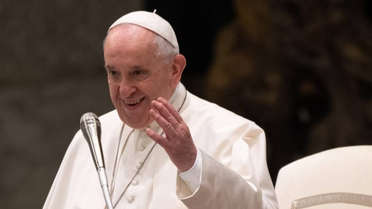 Papa Francisco recibe tercera dosis de vacuna COVID
