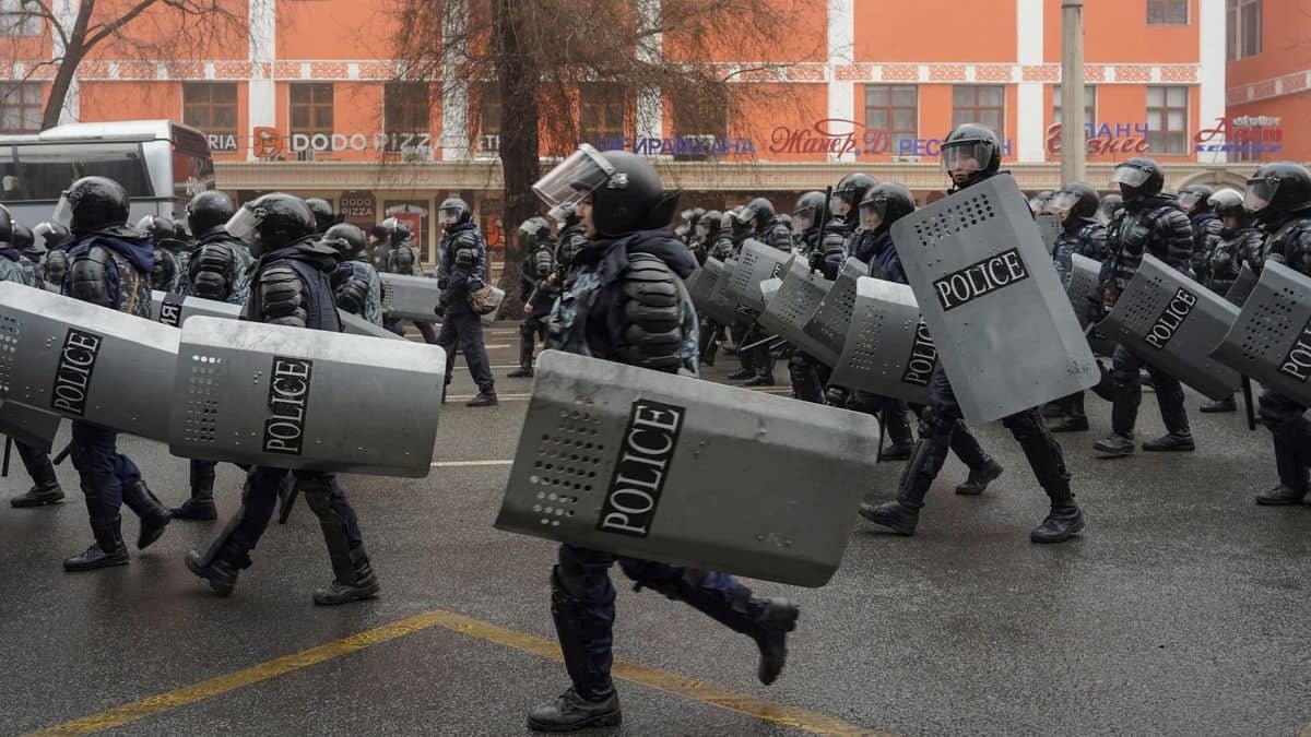 Kazajistán declara estado de emergencia ante protestas por el alza del precio del gas