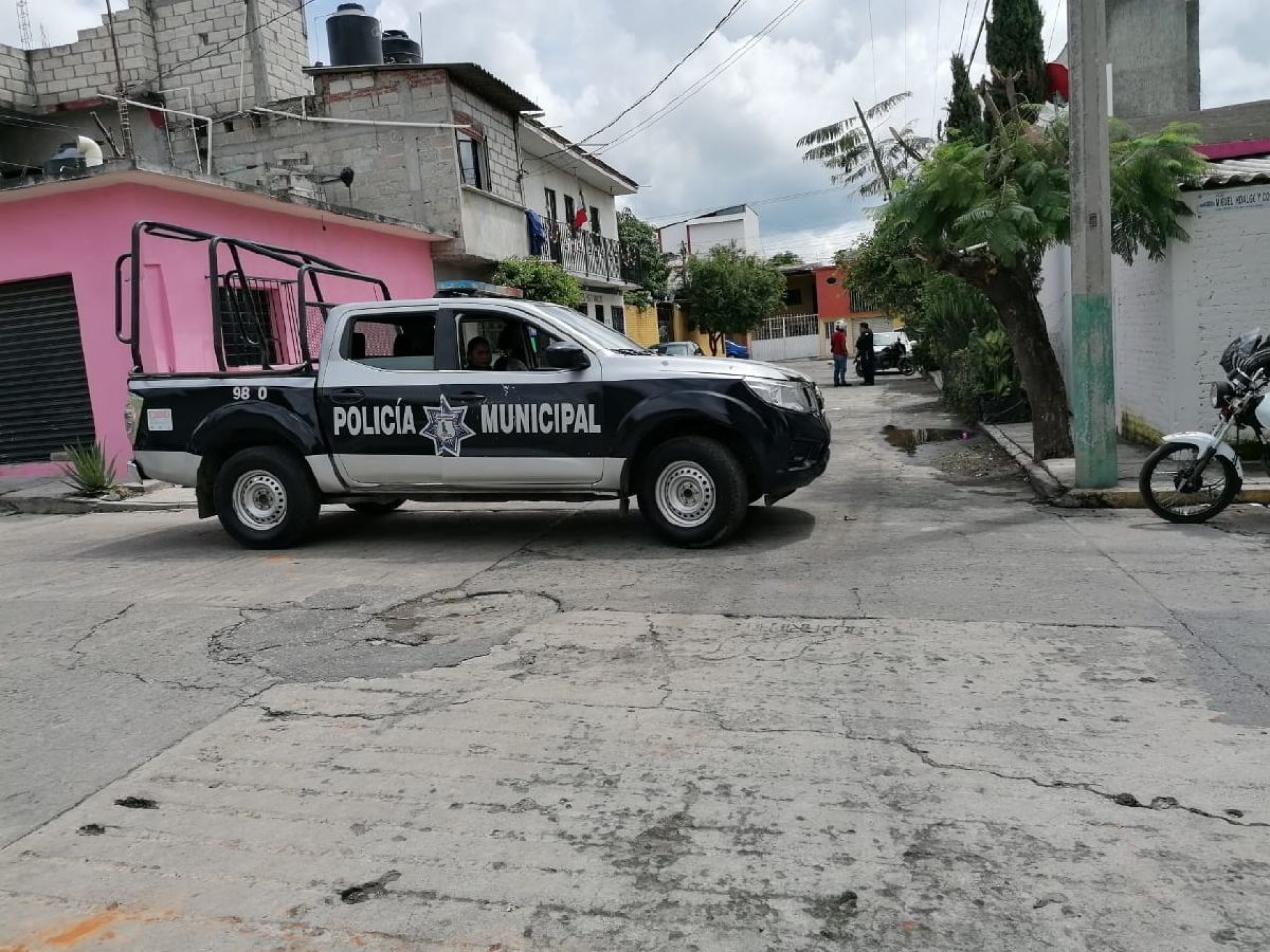 Disparan contra la fachada de una casa y un taxi