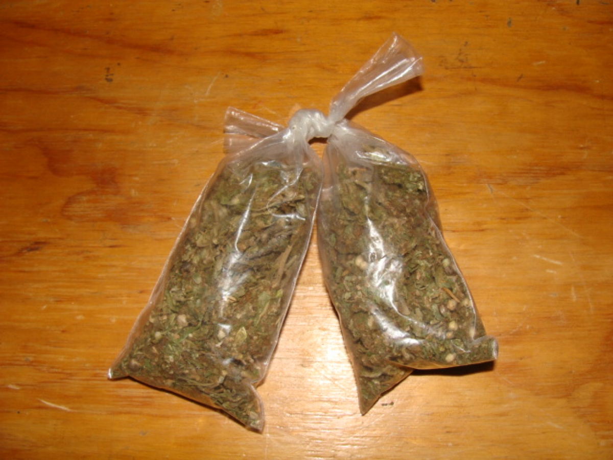 Intentó deshacerse de droga al ver una patrulla