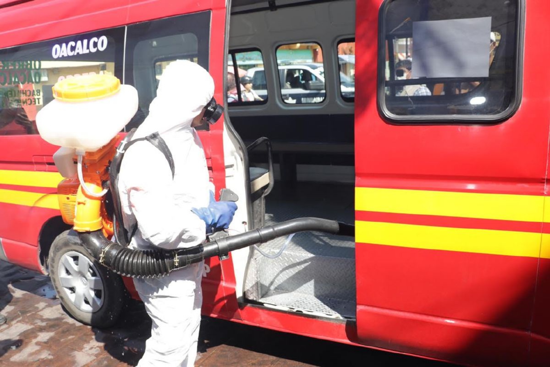 Sanitizan espacios públicos y unidades del transporte en Yautepec