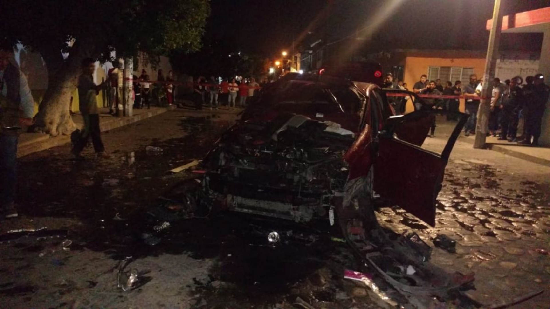Intentan linchar a mujer que embistió caravana navideña