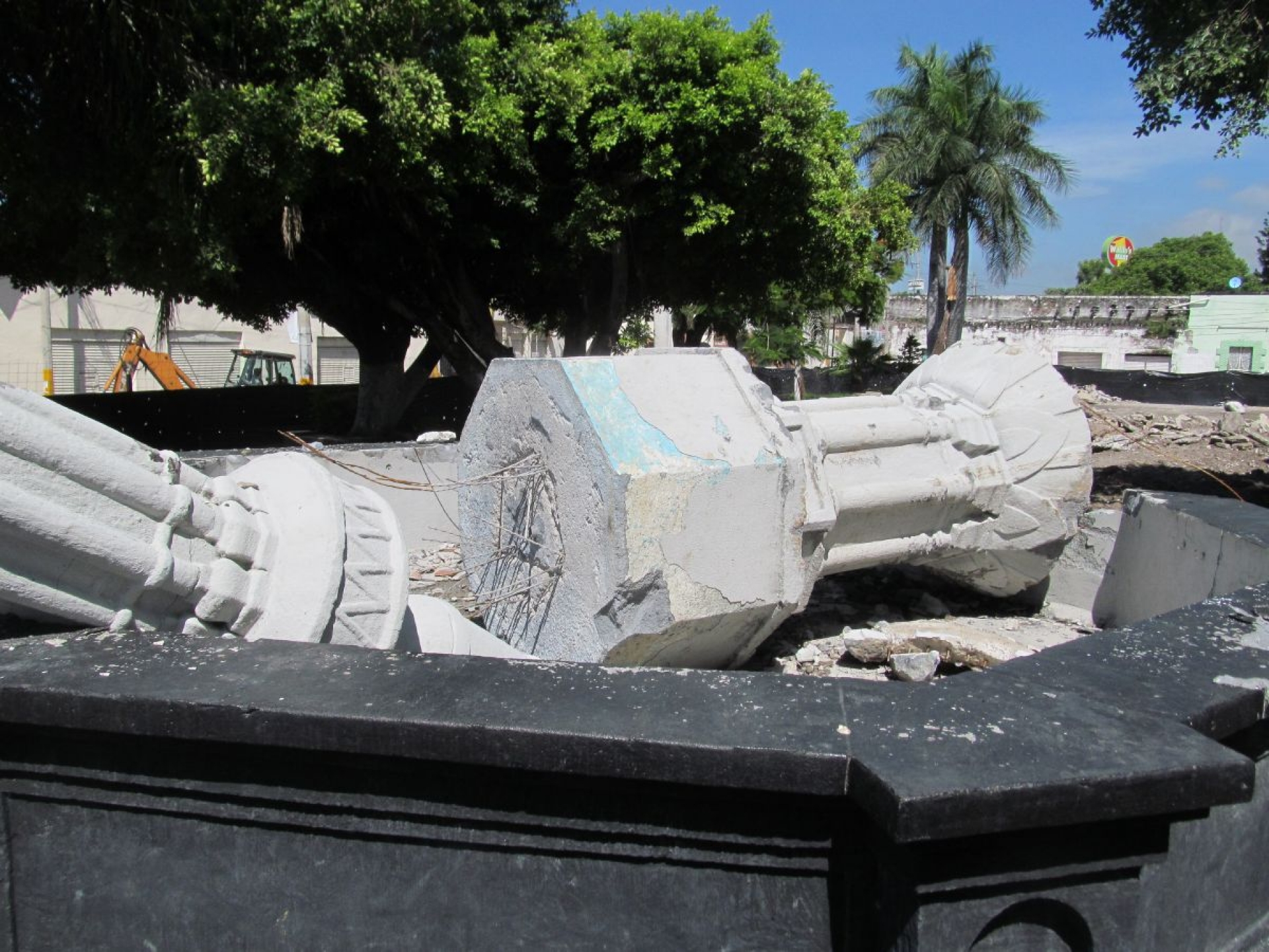 Se enojan vecinos de Jojutla por destrucción de fuente histórica
