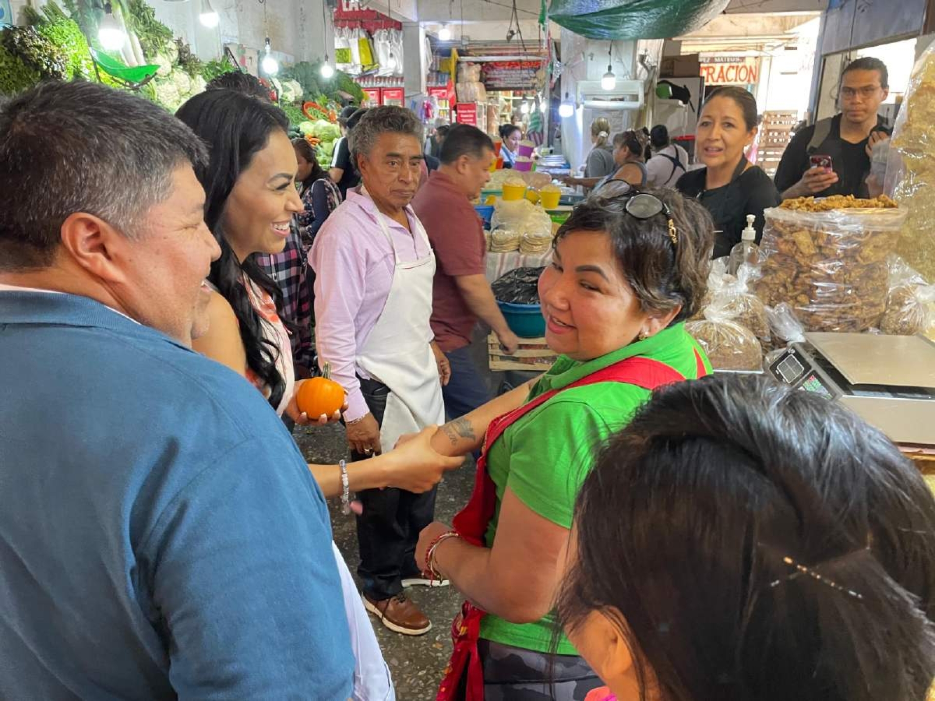 Visita Sandra Anaya instalaciones del mercado Adolfo López Mateos
