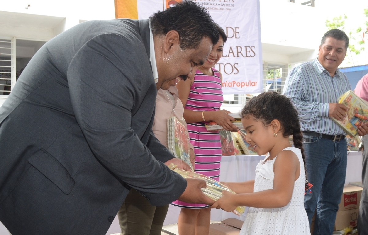 Raúl Tadeo Nava entregó útiles escolares gratuitos a niños de primaria en Cuautla