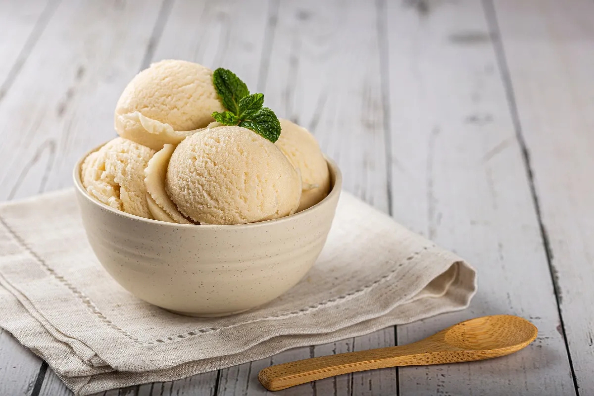 Helado de vainilla sin máquina, listo con solo cuatro ingredientes