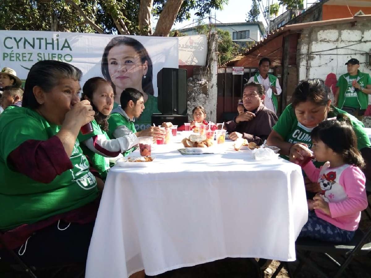 Propone Cynthia Pérez Suero constante diálogo con vecinos de Colonia Tlatepexco, para obtener mejores resultados