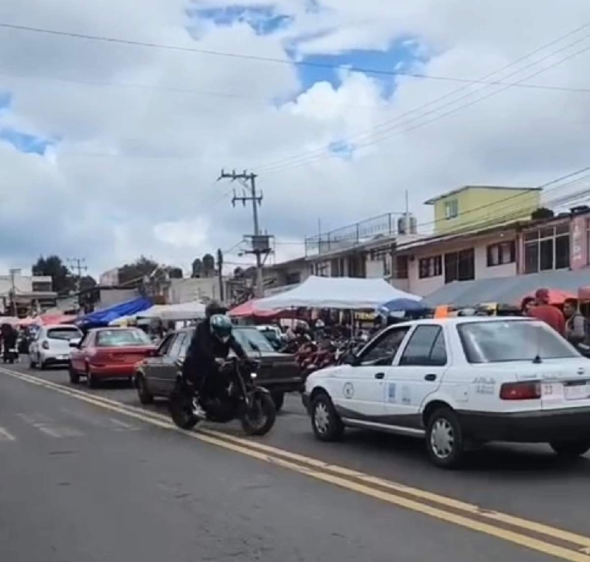 Choca motociclista tras realizar acrobacias