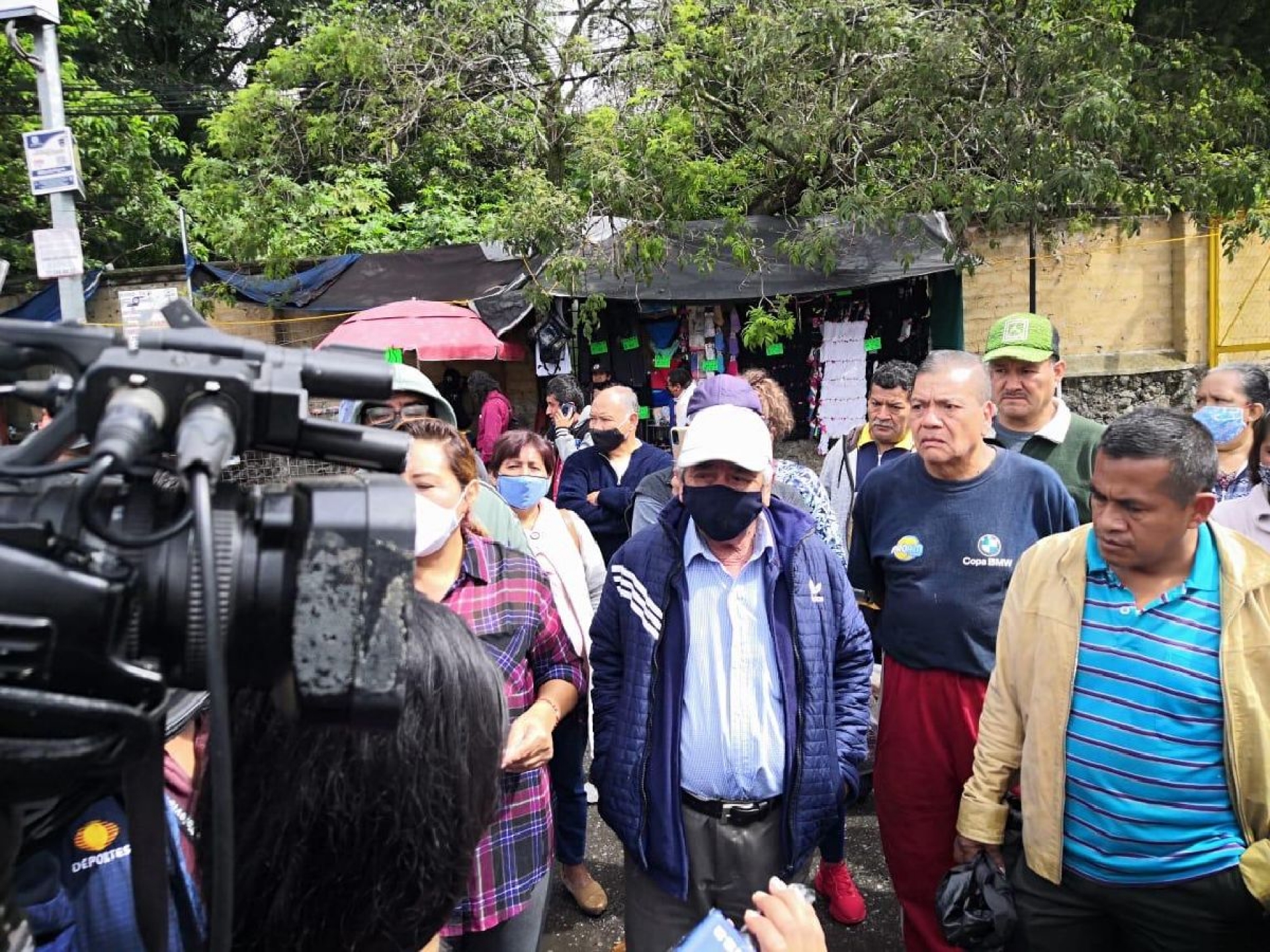 Bloquean avenida Universidad por falta de agua
