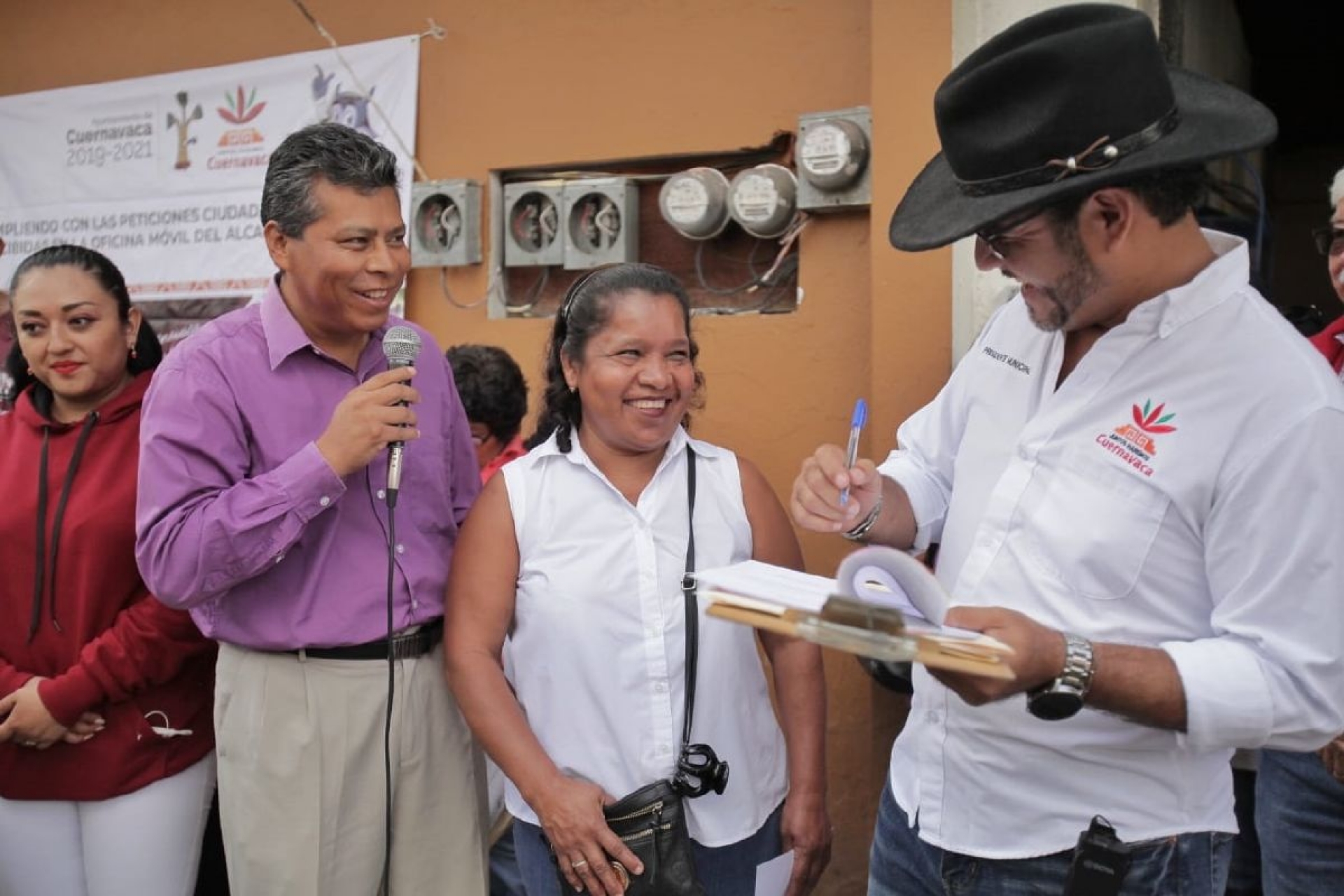 Antonio Villalobos entrega material de construcción a familias y escuelas afectadas por el sismo s19