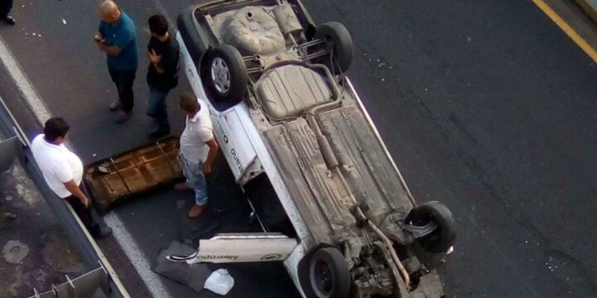 Vuelca taxi en la autopista México-Acapulco
