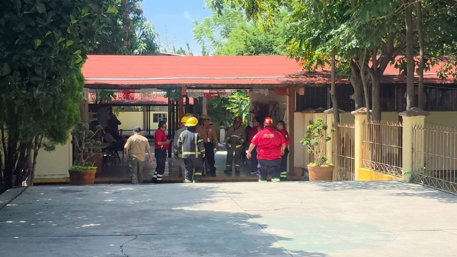 Evacúan a alumnos de la Secundaria Técnica 4