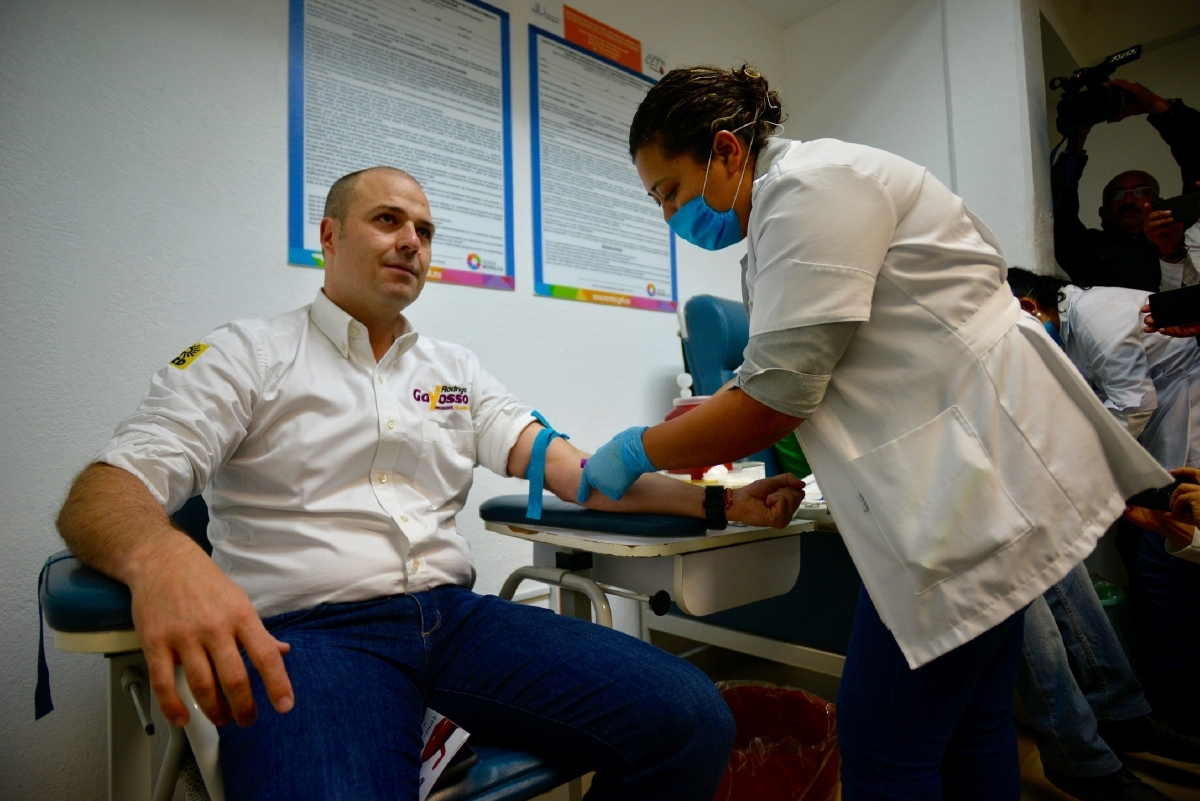 Gayosso Cepeda y diputados perredistas donaron sangre