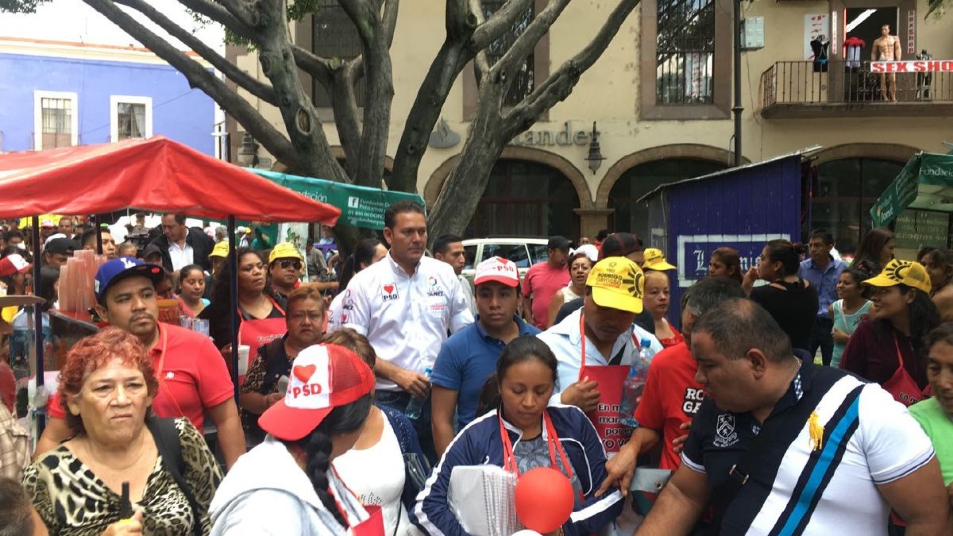 Señala Julio Yáñez, que es el único candidato que podrá regular el ambulantaje