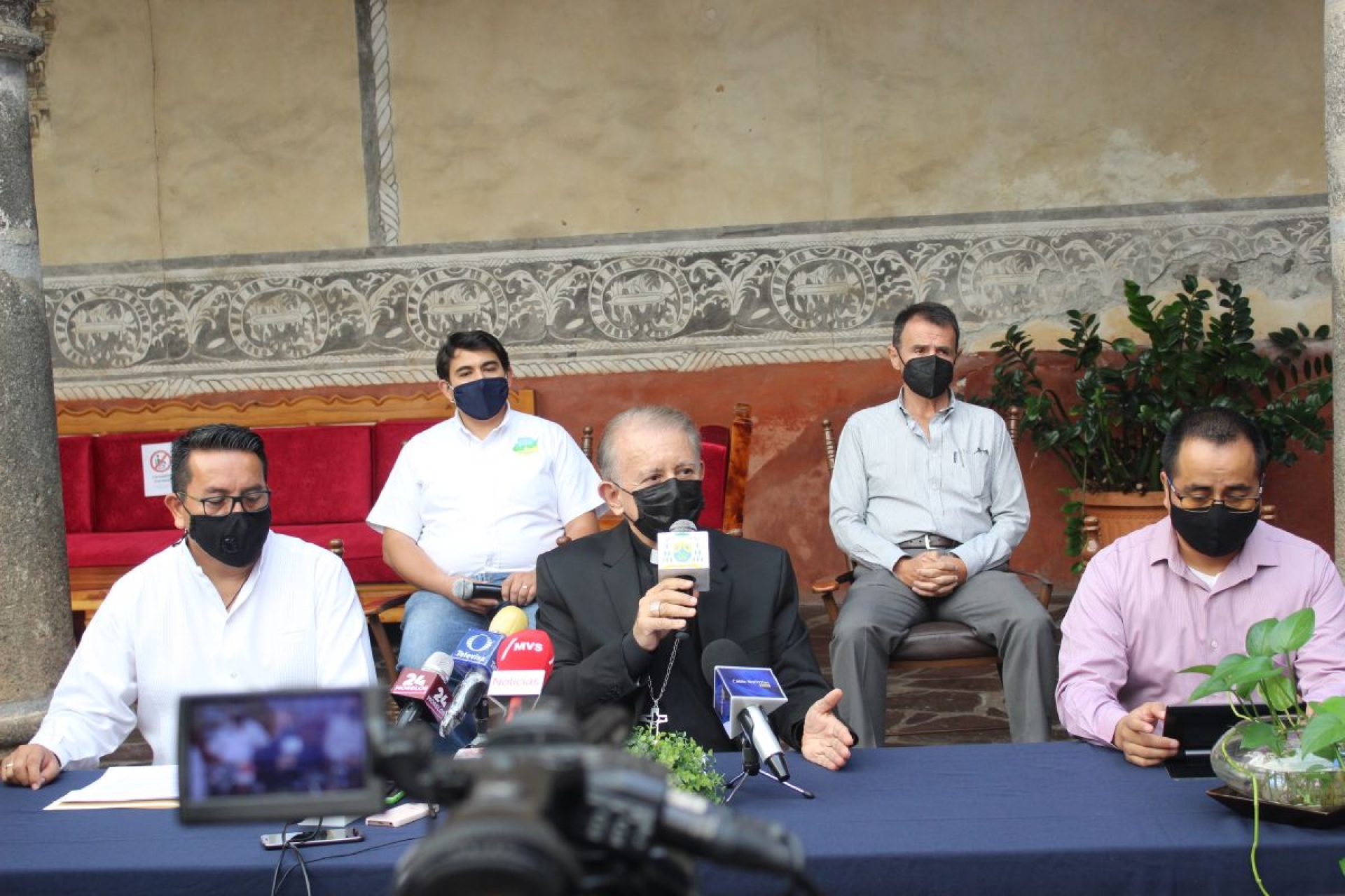 Prohíben contacto físico entre fieles y sacerdotes