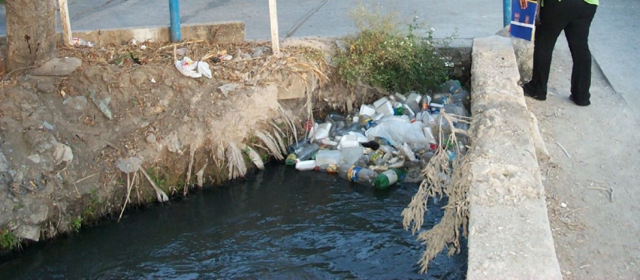 Jojutlenses mantienen mal hábito de tirar basura en la vía pública