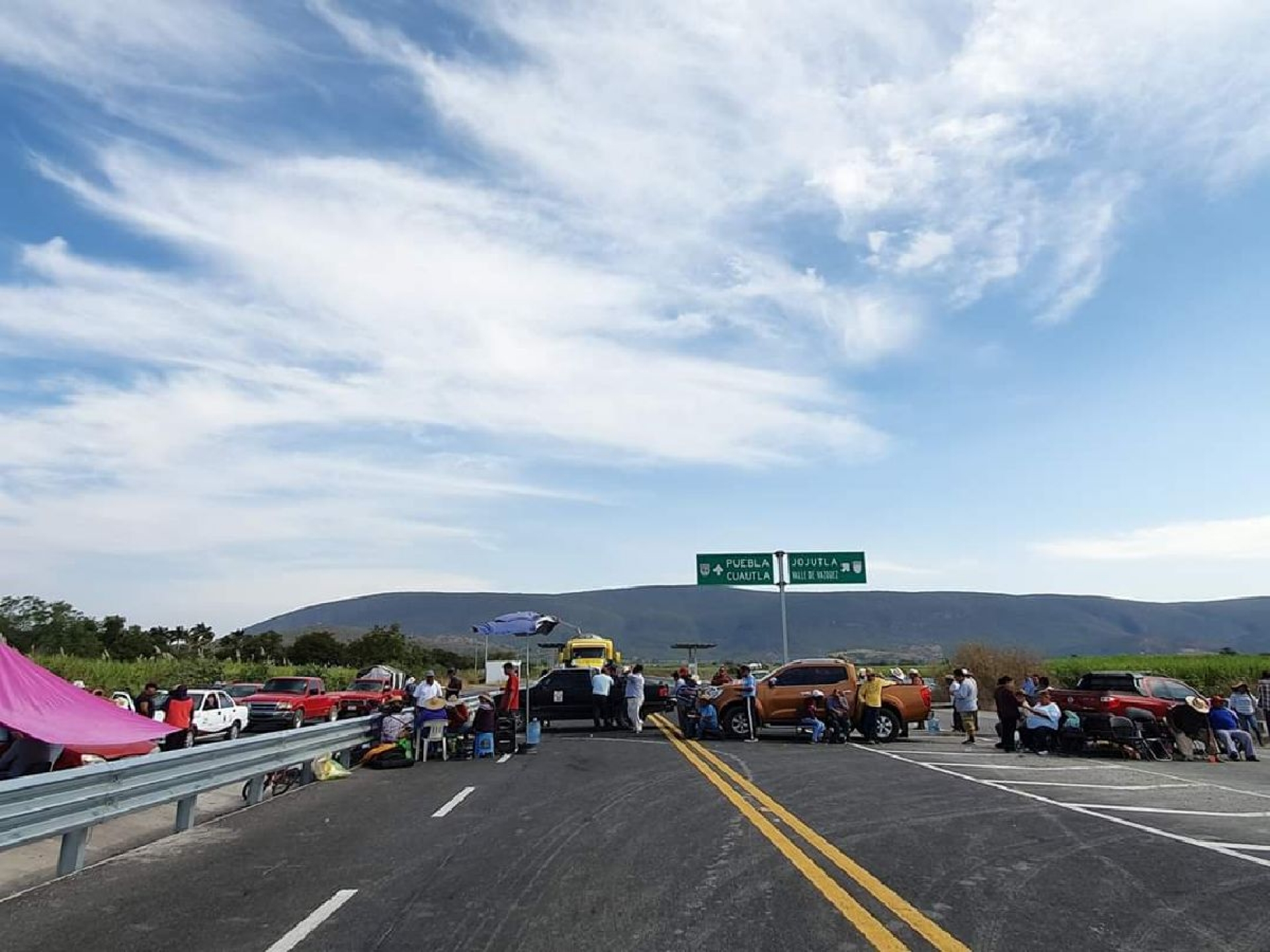 Reabren ejidatarios la autopista Siglo XXI
