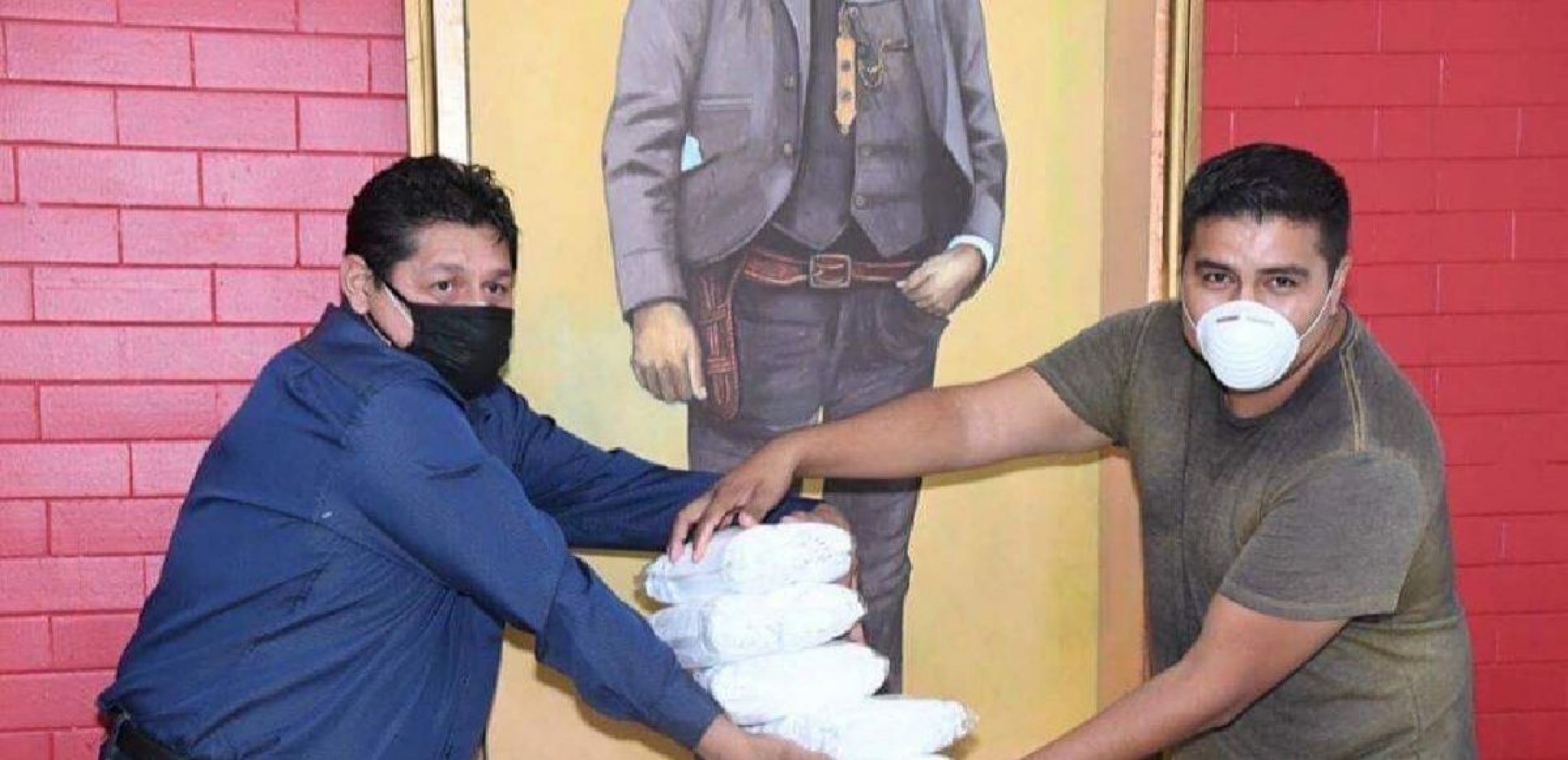 Ayudantes municipales de Cuautla reciben cubrebocas y gel antibacterial