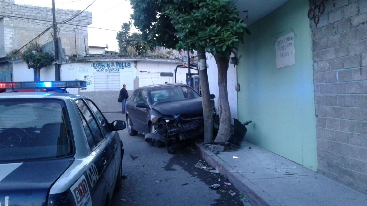Muere automovilista al chocar contra un poste