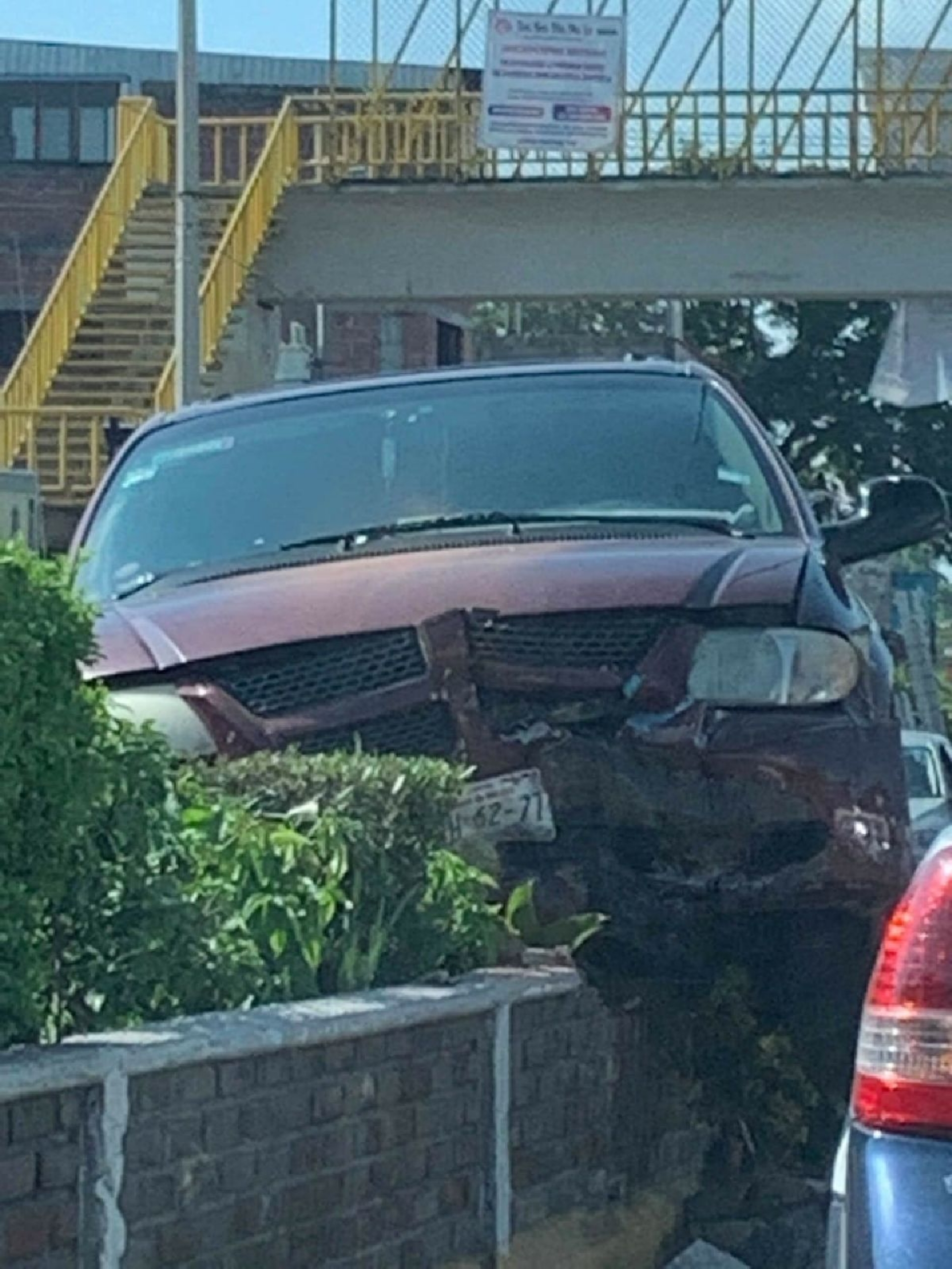 Una camioneta se impactó contra una jardinera