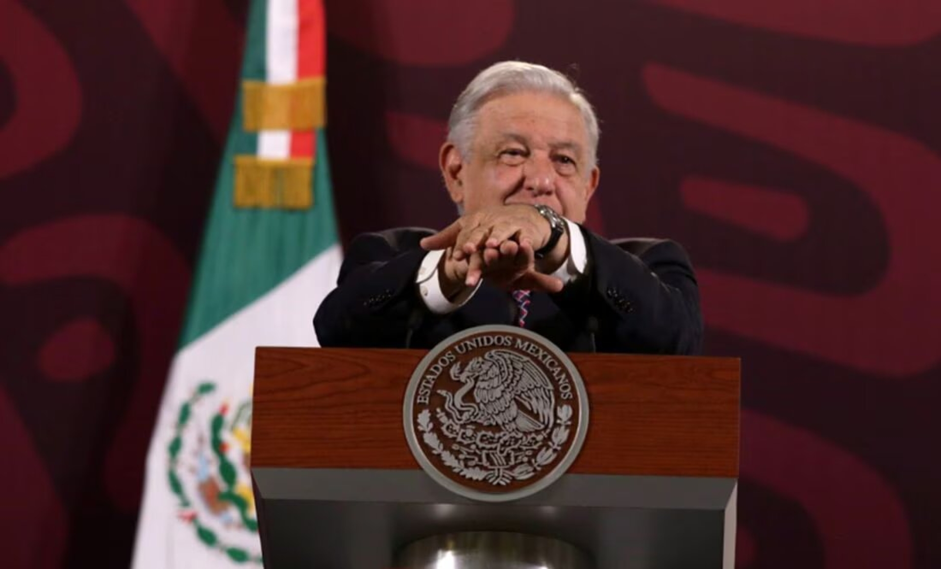 López Obrador dice que vallas en 8M es por 'infiltrados' en marcha