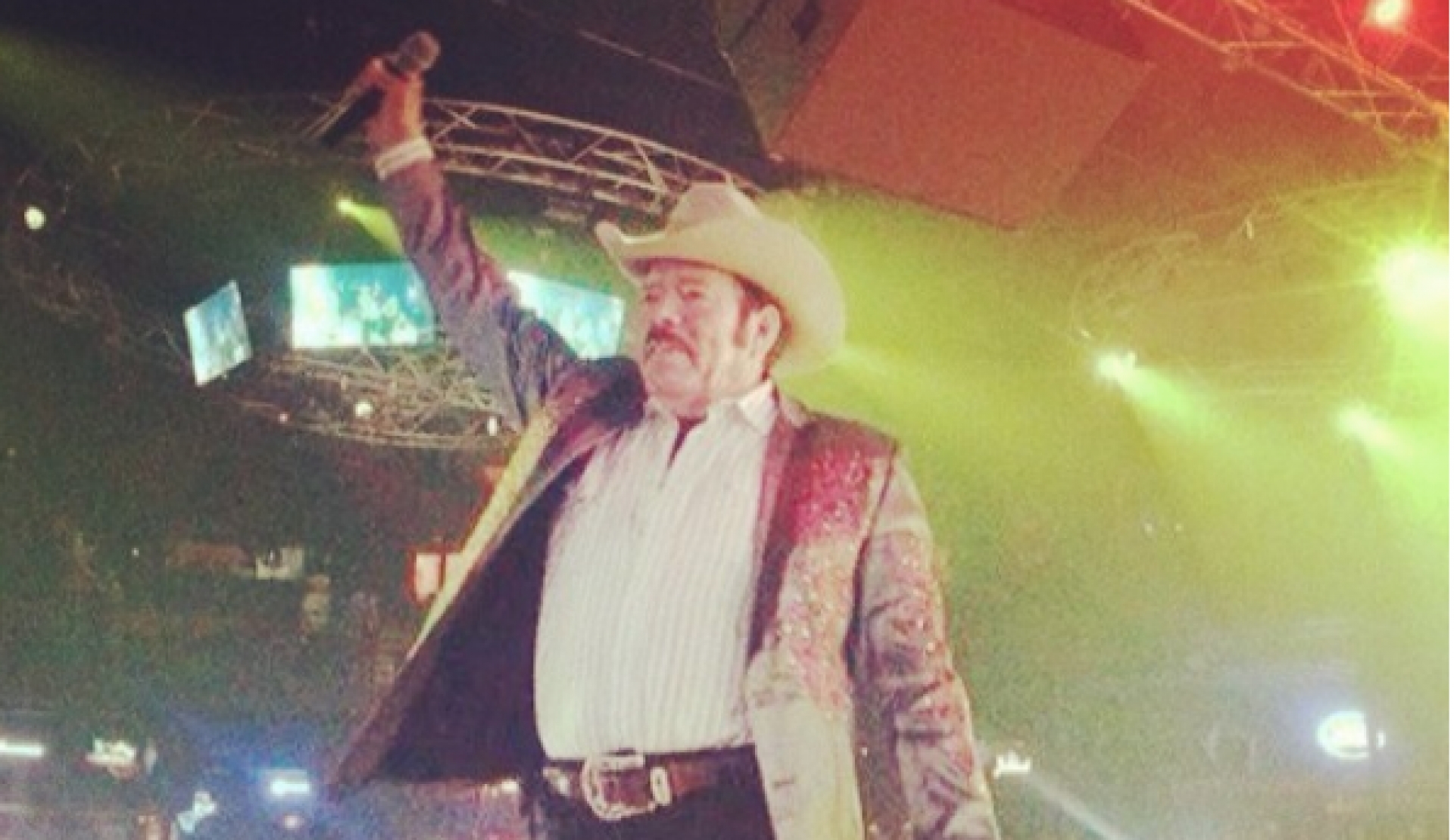 Famos grupero, en pleno show, le mete mano a una fan