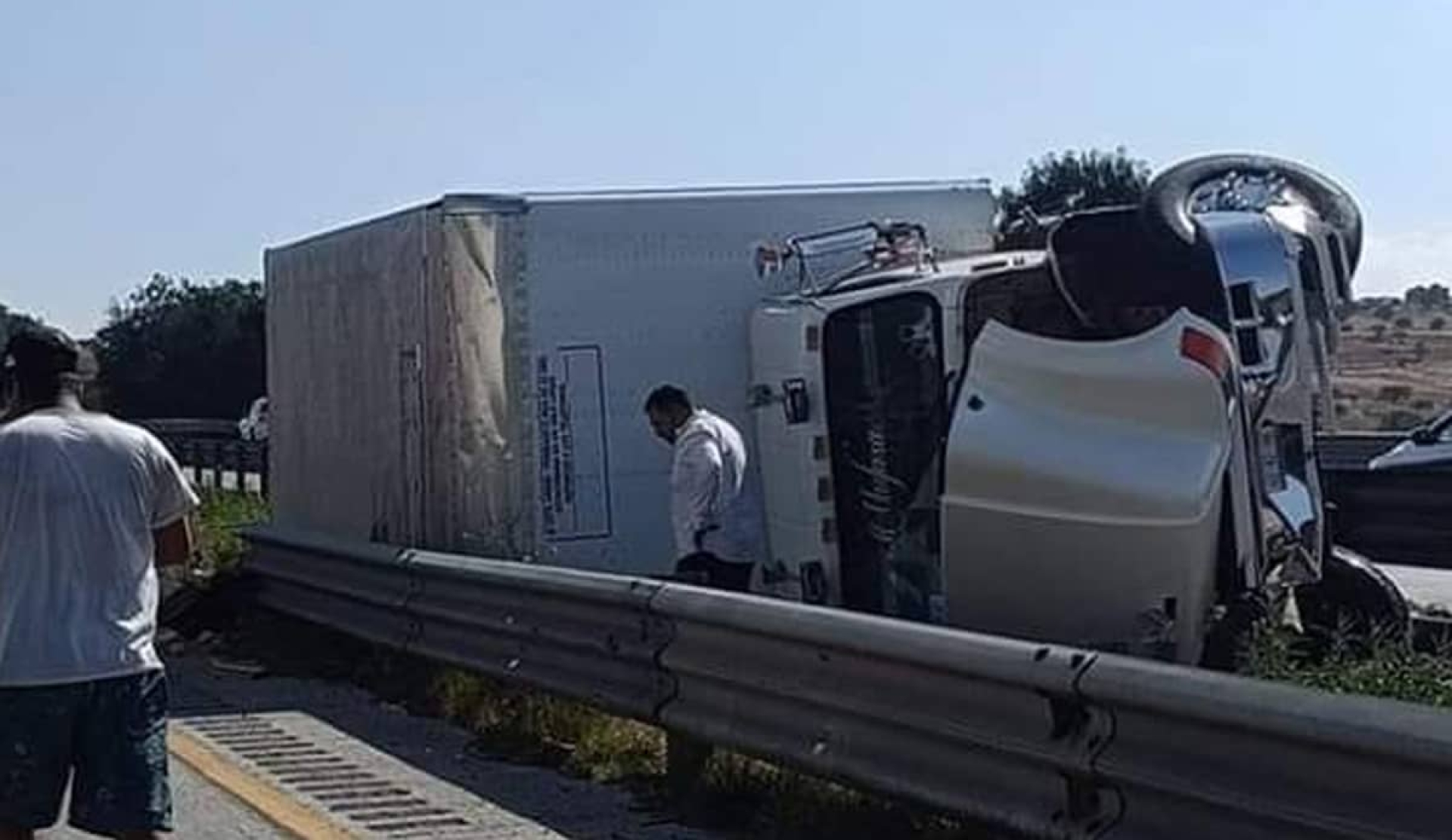 Vuelca un camión de carga en Tres Marías