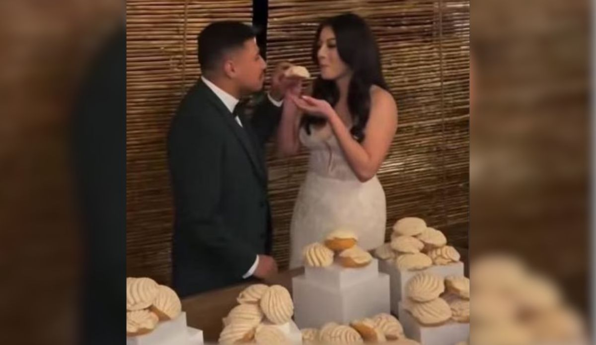 Pareja sustituye pastel por conchas en boda y se vuelve viral en redes