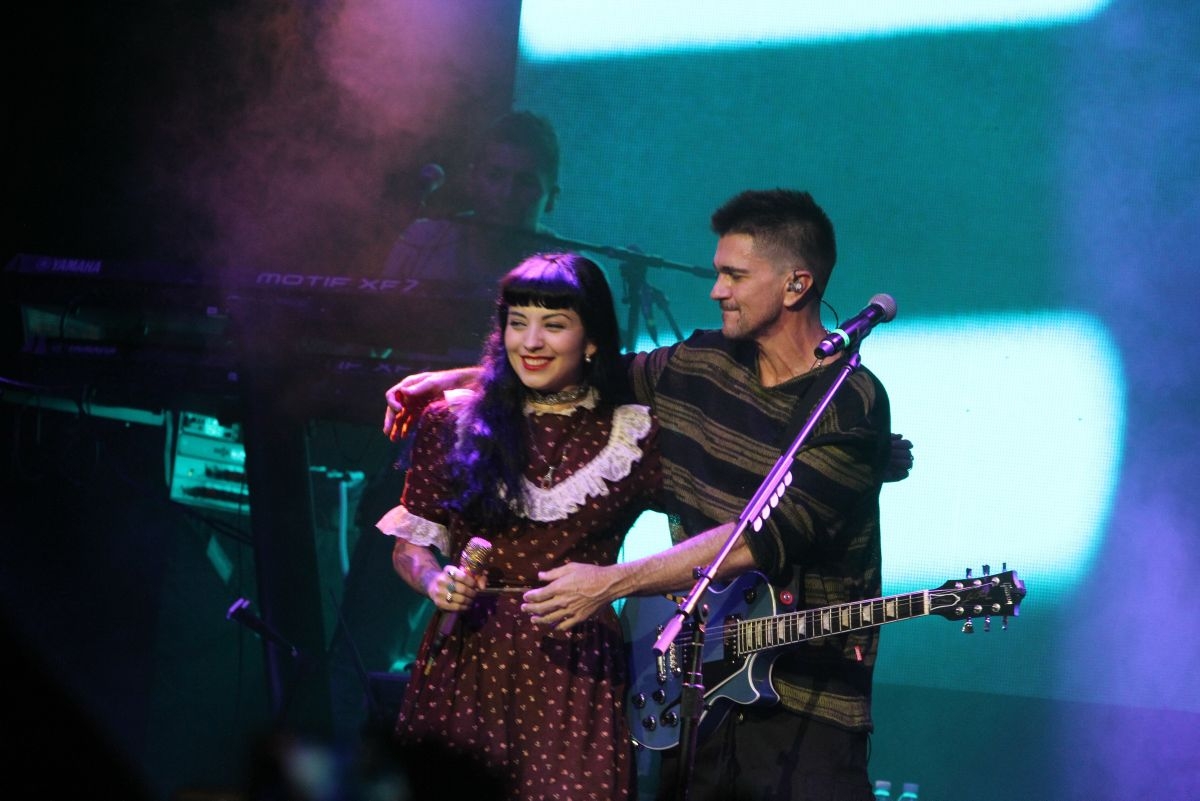 Juanes rinde homenaje a Juan Gabriel en foro de la CDMX
