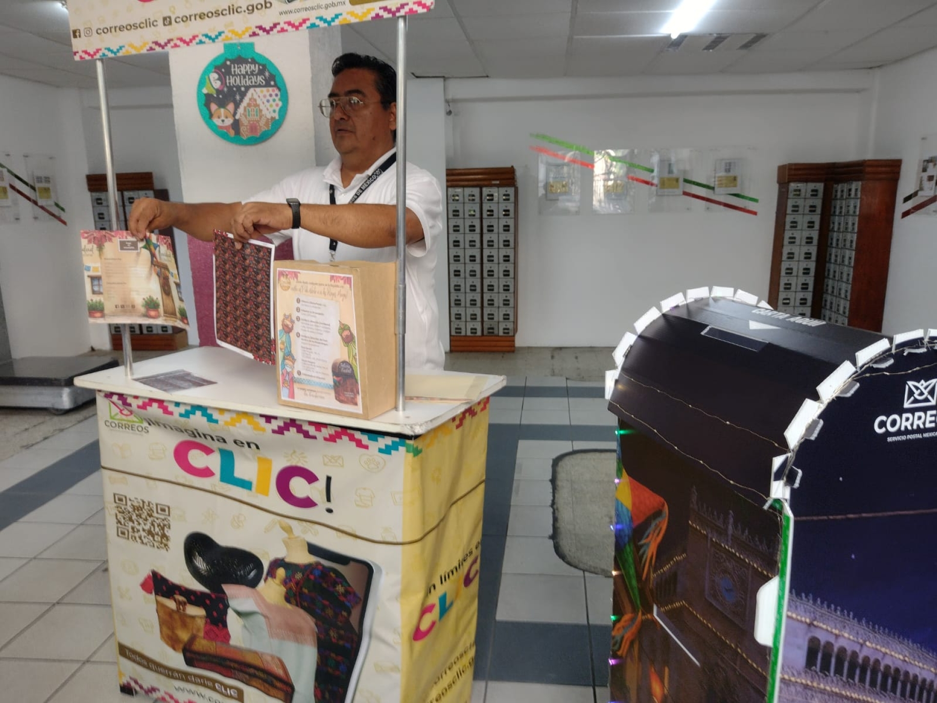 Niñas y niños mantienen viva la tradición de enviar cartas a los Reyes Magos en Correos de México