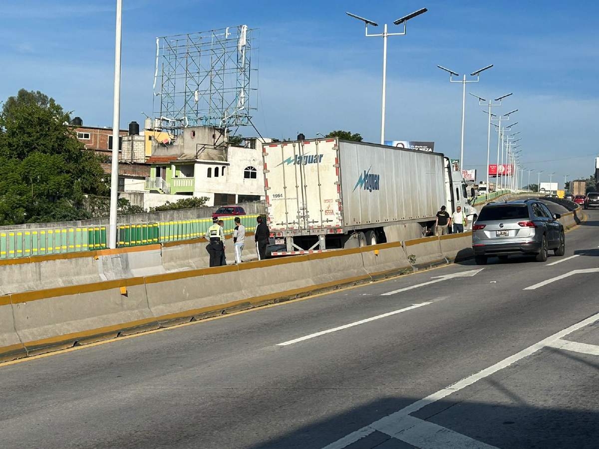 Se impacta tráiler contra auto en el Paso Exprés