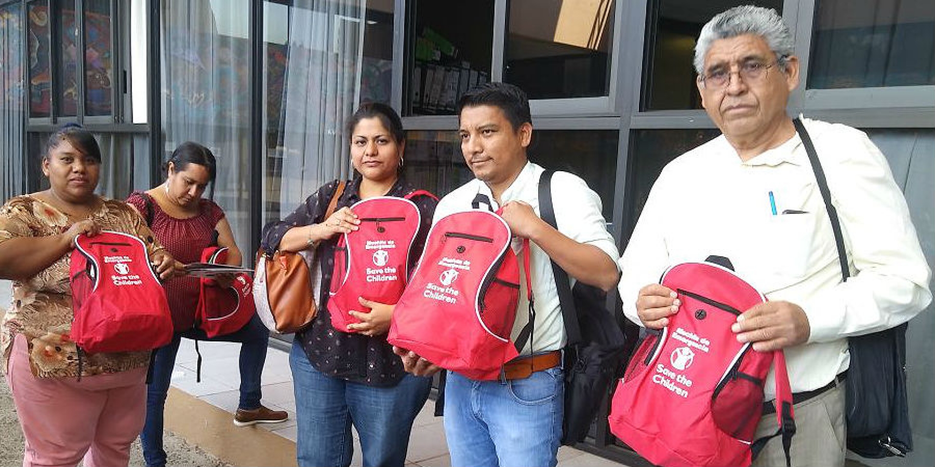 Entrega organización 'Save the Children' equipos de emergencia a directores de escuelas