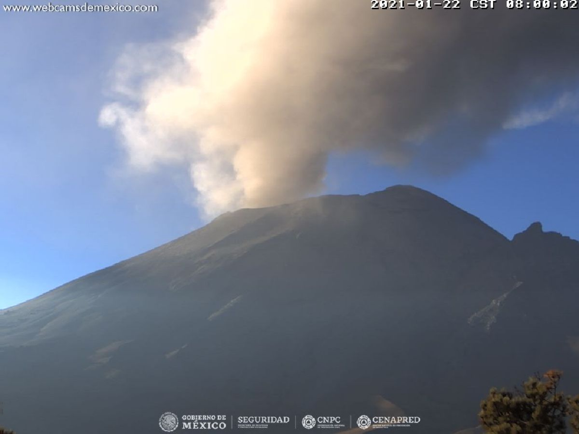 El Popocatépetl dio ligero baño de ceniza a Tetela del Volcán