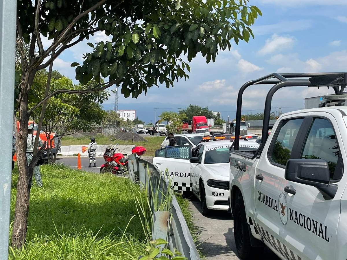 Se impactan una moto y una unidad de la GN