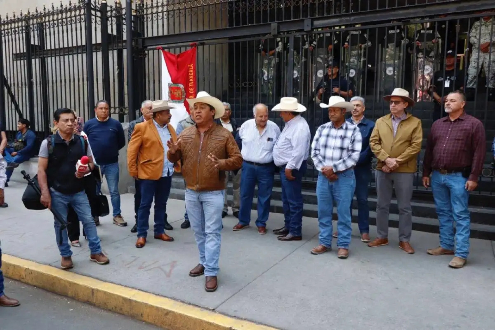 Productores y transportistas bloquean Segob por falta de acceso a reunión